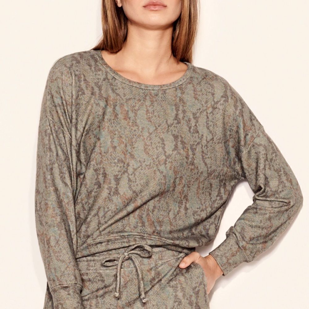 SUNDRY Synthetic Snakeskin Cozy Sweatshirt in Army Oatmeal-M